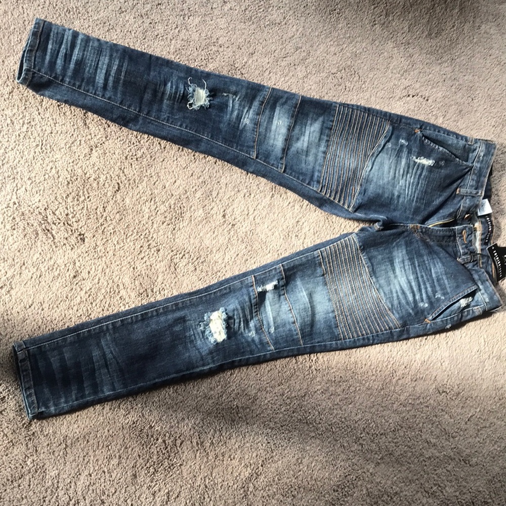 Fashion Nova “Don’t Blink Jeans” dark blue size 7.