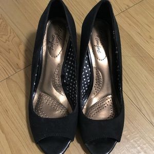 Black wedges