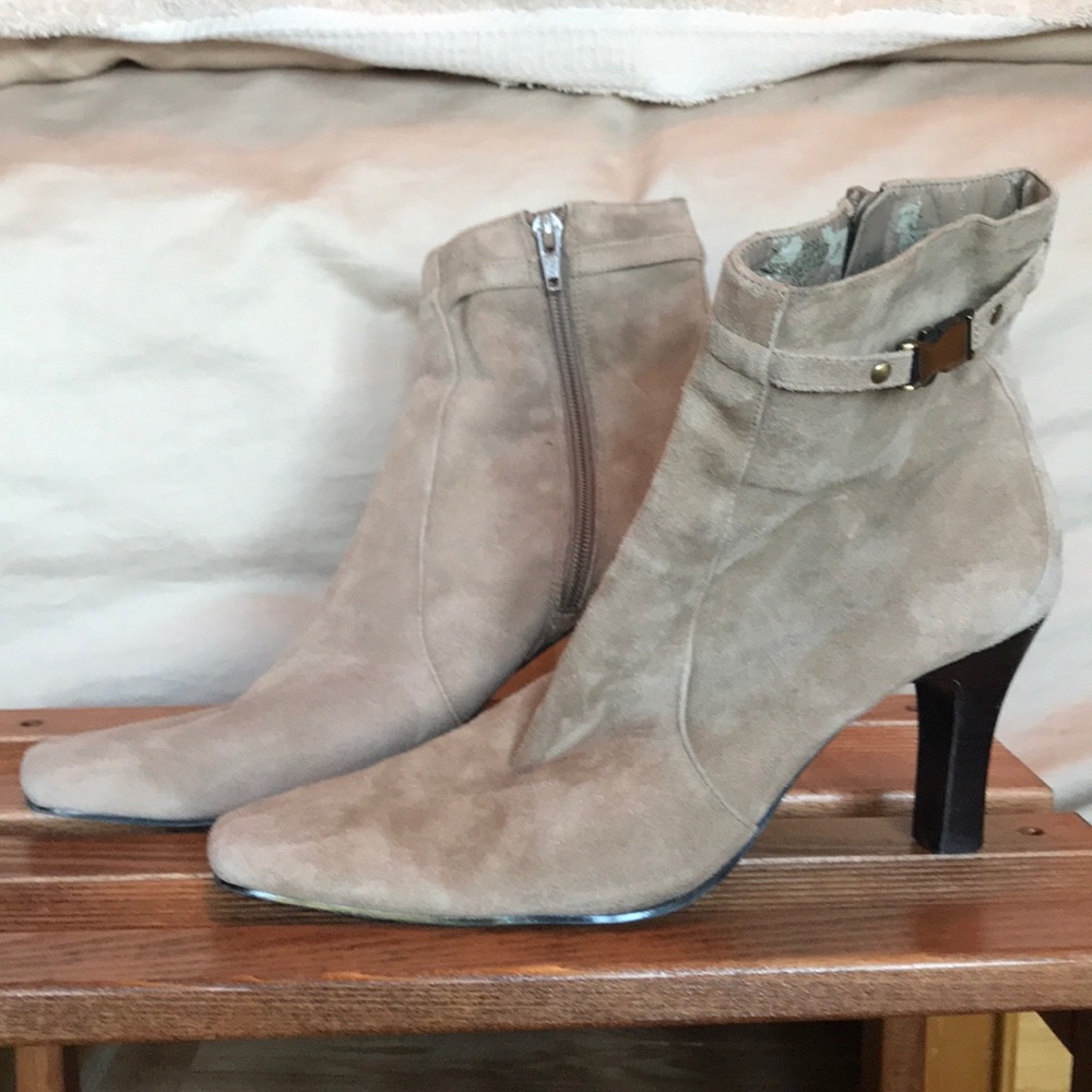 Bandolino tan bootie