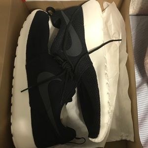 Brand new nike roshe ones in black. 9.5