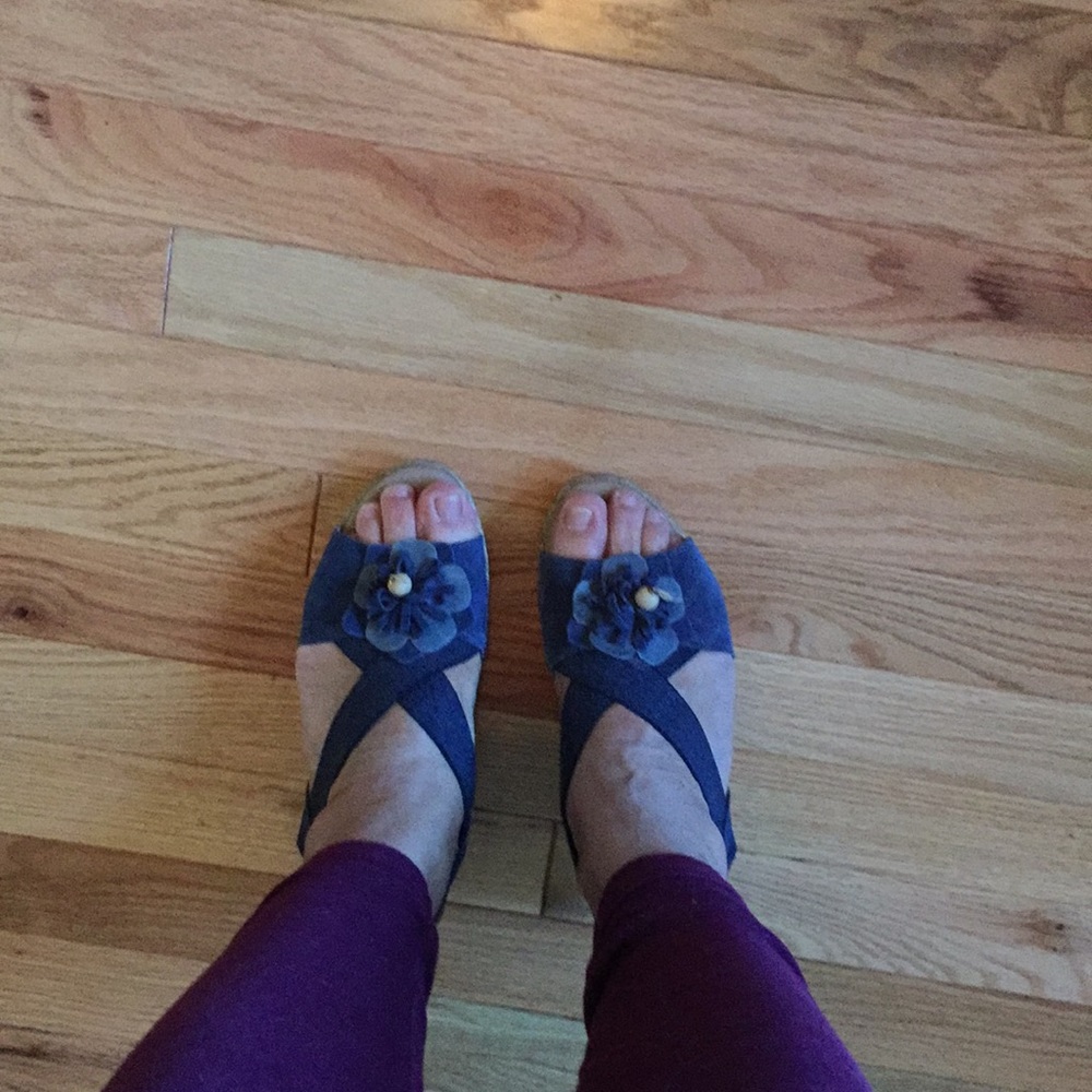 Azura by Spring Step wedges. Size 9