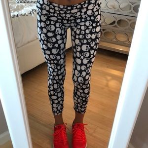 PRICE DROP ⬇️ Skull Print Onzie Crop Legging