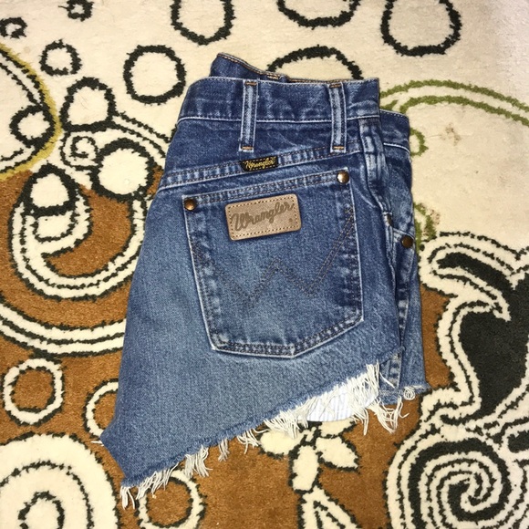 High wasted UO shorts - Picture 2 of 3