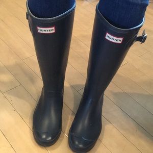Matte Navy Hunter rain boots