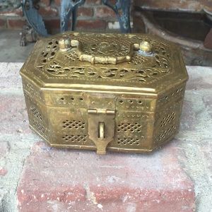 Selling a brass box 60s great for a man