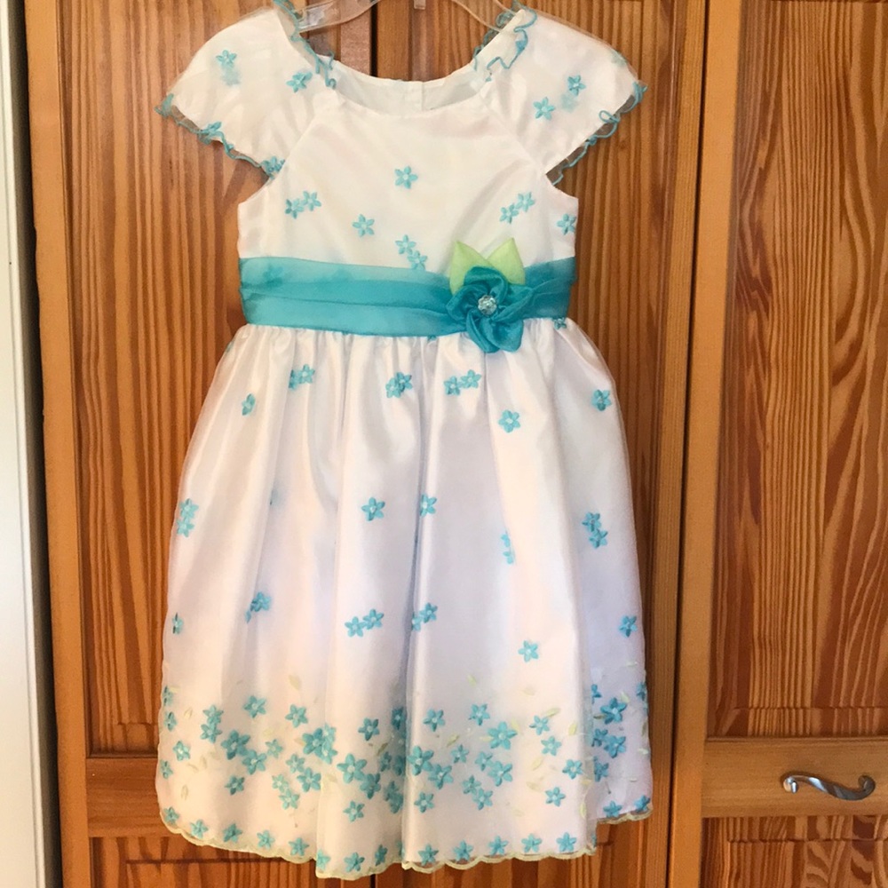 Girls formal dress in turquoise. Size 7. NWOT.