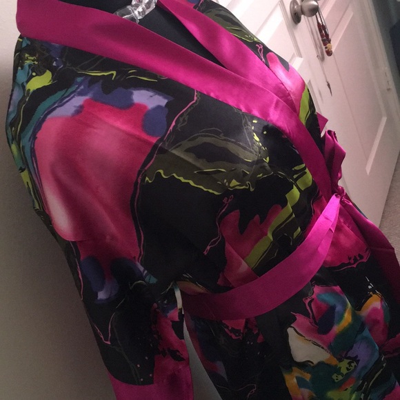 Look smashing in a fabulous little lounge outfit. - Picture 4 of 9