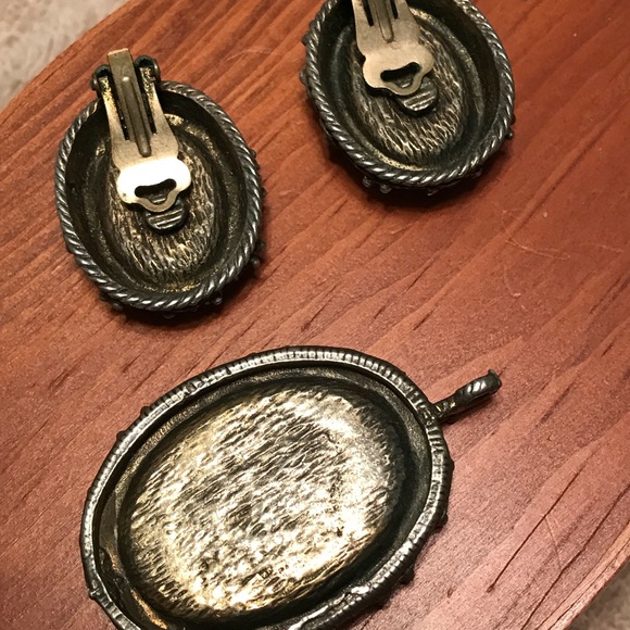 Real Jade Pendant snd Earrings- Vintage - Picture 3 of 3