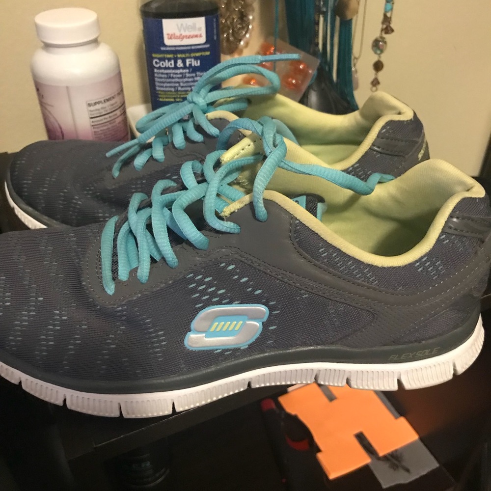 Skechers brand size 7 super comfy shoes