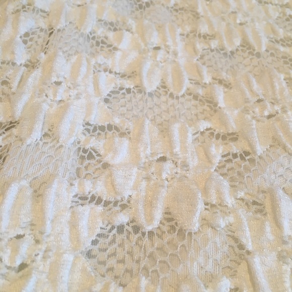 ❤️ White lace top with black accent junior medium - Picture 2 of 4