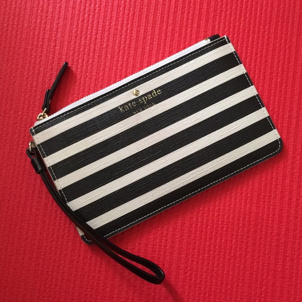 KATE SPADE Black and white wristlet