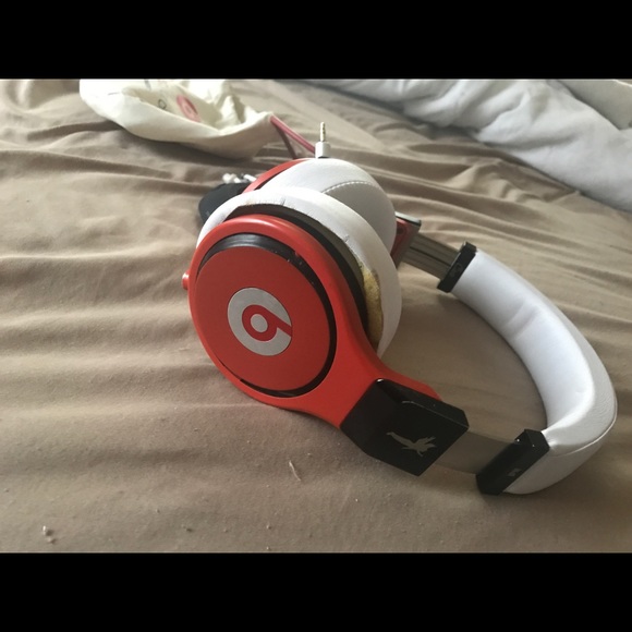 Wireless Stereo Red and White Beats Headphones - Picture 1 of 4