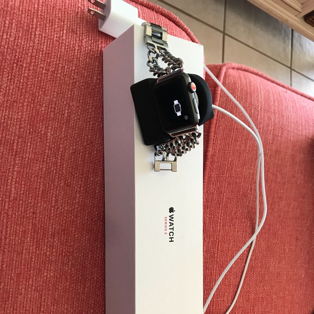 AppleWatch series 3 38mm w/additional band, dock