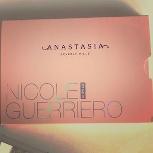 Anastasia Beverly Hills Nicole Guerriero Glow Kit