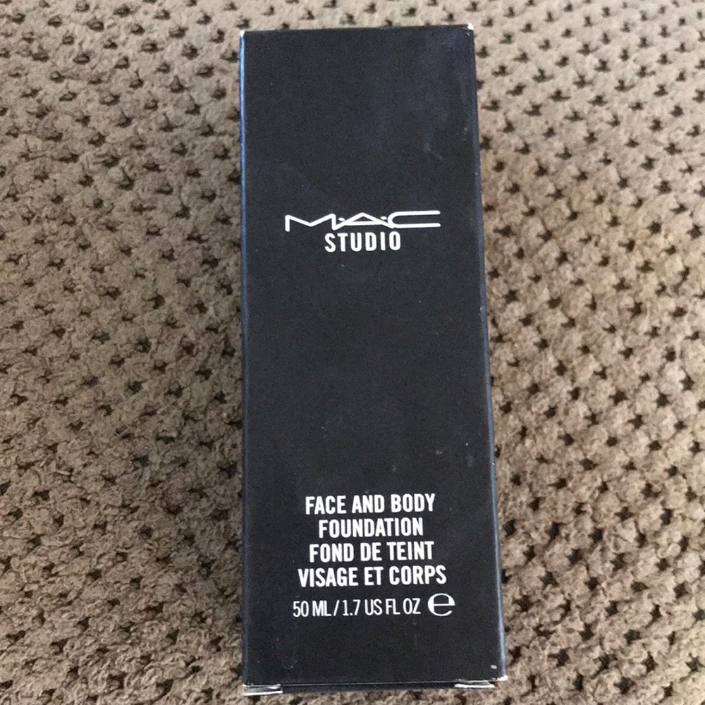 Mac Face and Body Foundation N1