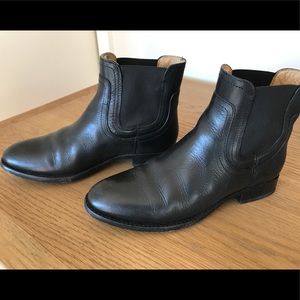 Frye Lindsay Gore Short Black bootie