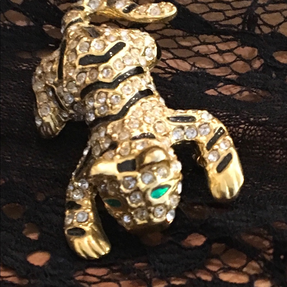 💥Gorgeous💥 Jeweled pin 4 the TIGER in your life
