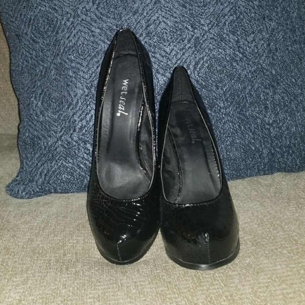 Black platform heels - Picture 3 of 4