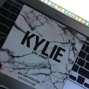 Kylie Cosmetics Velvet LipStick Kollection