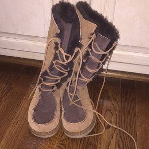 UGG boots with tie up! In chocolate and chestnut.