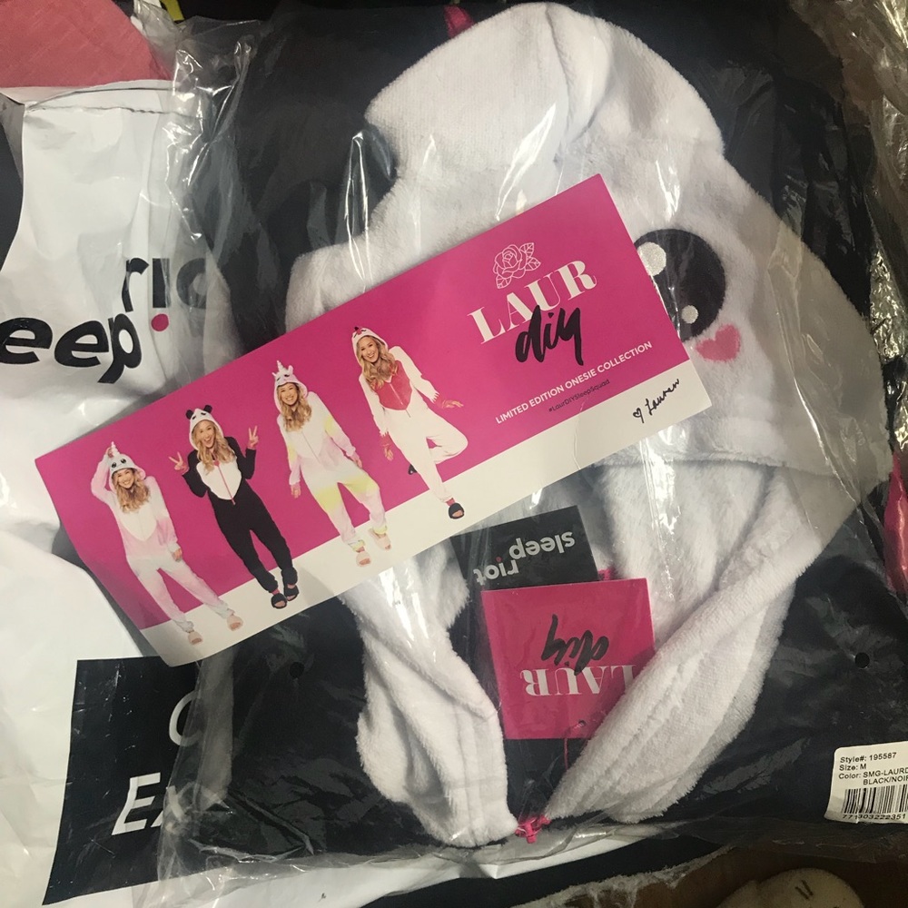 Laurdiy panda size M onesie