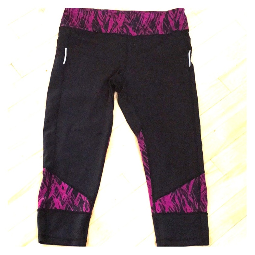 Crop Lycra hot pink and black leggings.