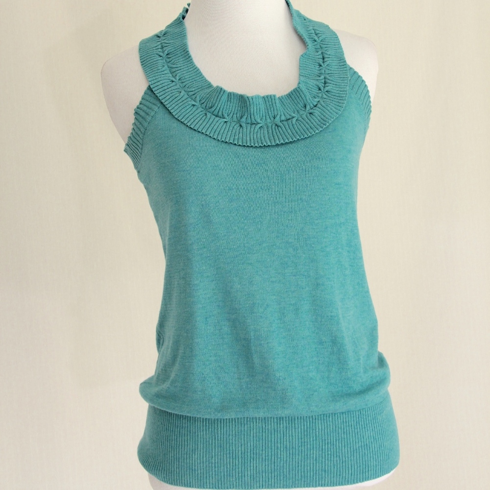 Sleeveless Sweater with great collar details
