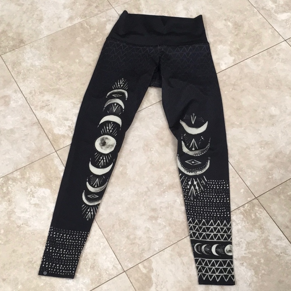Black patterned leggings