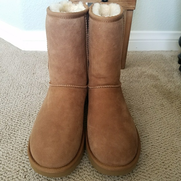 UGG
Ugg Classic Short II Water-Resistant - Picture 2 of 7