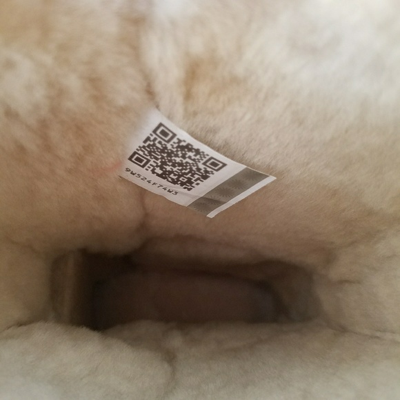 UGG
Ugg Classic Short II Water-Resistant - Picture 7 of 7