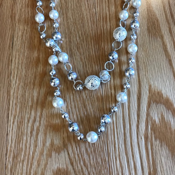 Long chunky silver & pearl beaded strand necklace - Picture 3 of 6
