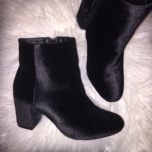 JustFab Jacinta Black Velvet Booties ❤️