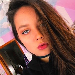 Meet your Posher, Caitlin