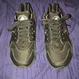 Black nike huaraches