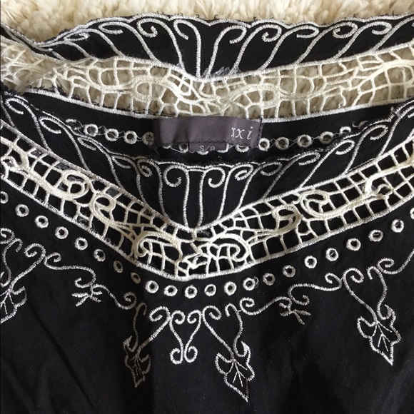 Forever 21 Black & White Embroidered Top, Small🖤 - Picture 2 of 4