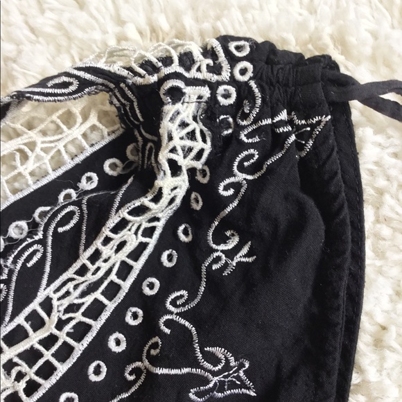 Forever 21 Black & White Embroidered Top, Small🖤 - Picture 4 of 4