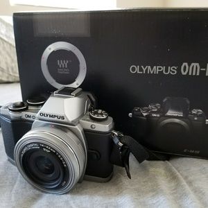 Olympus E-M10 camera (14-42mm kit)