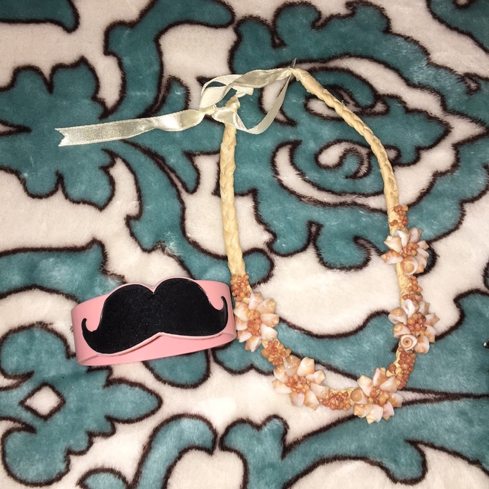 Necklace/headband
Mustache bracelet