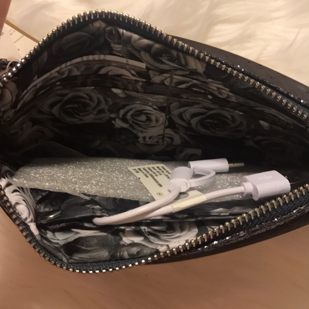 Adrienne Vittadini Charging Wallet - Picture 7 of 7