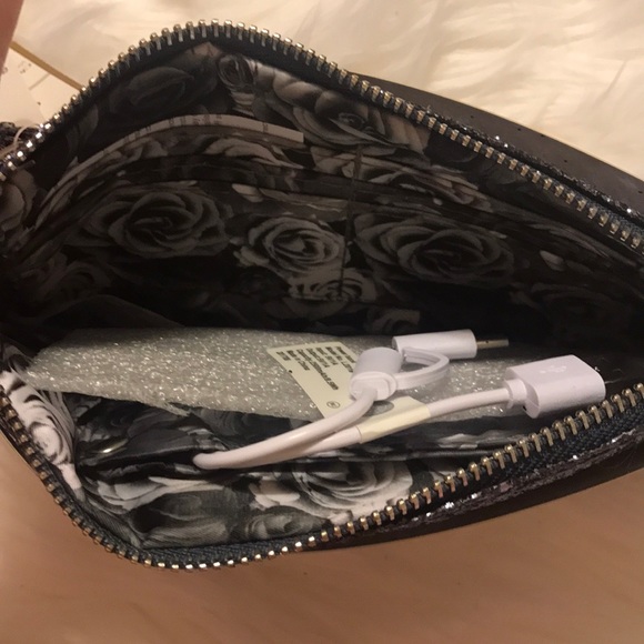 Adrienne Vittadini Charging Wallet - Picture 7 of 7