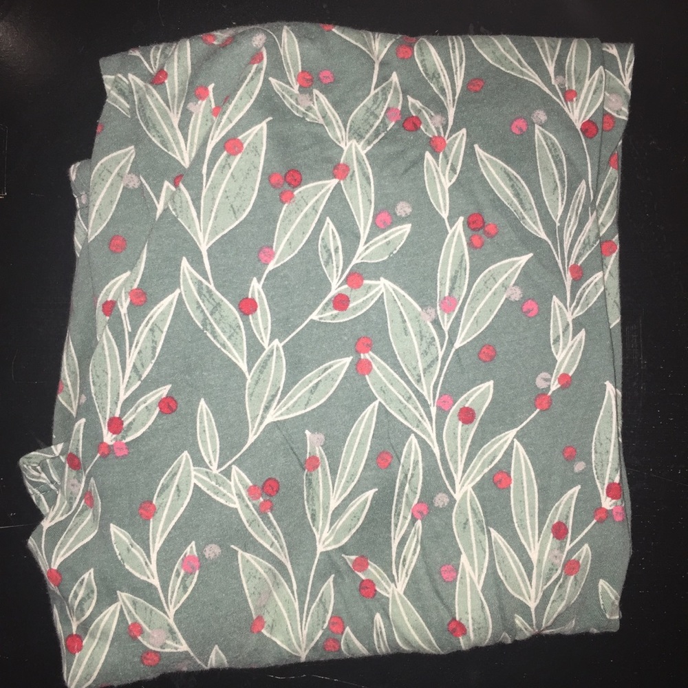Christmas-themed holly pajama pants Sz Large