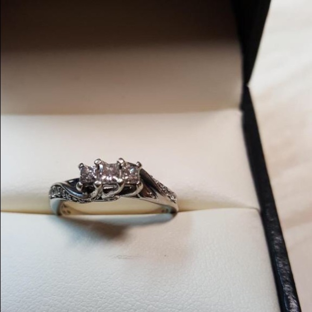 10 Karat White Gold Ring