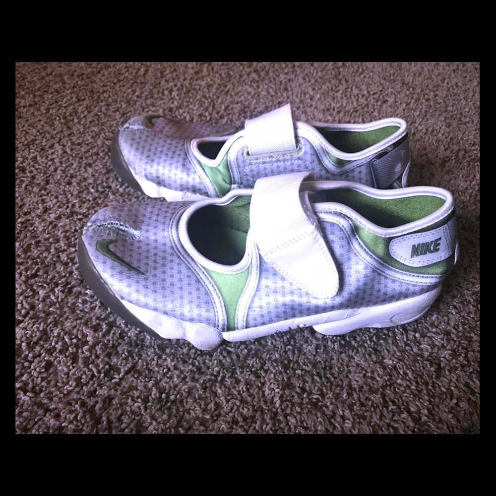 NIKE AIR RIFT RUNNING SHOE      RESERVED