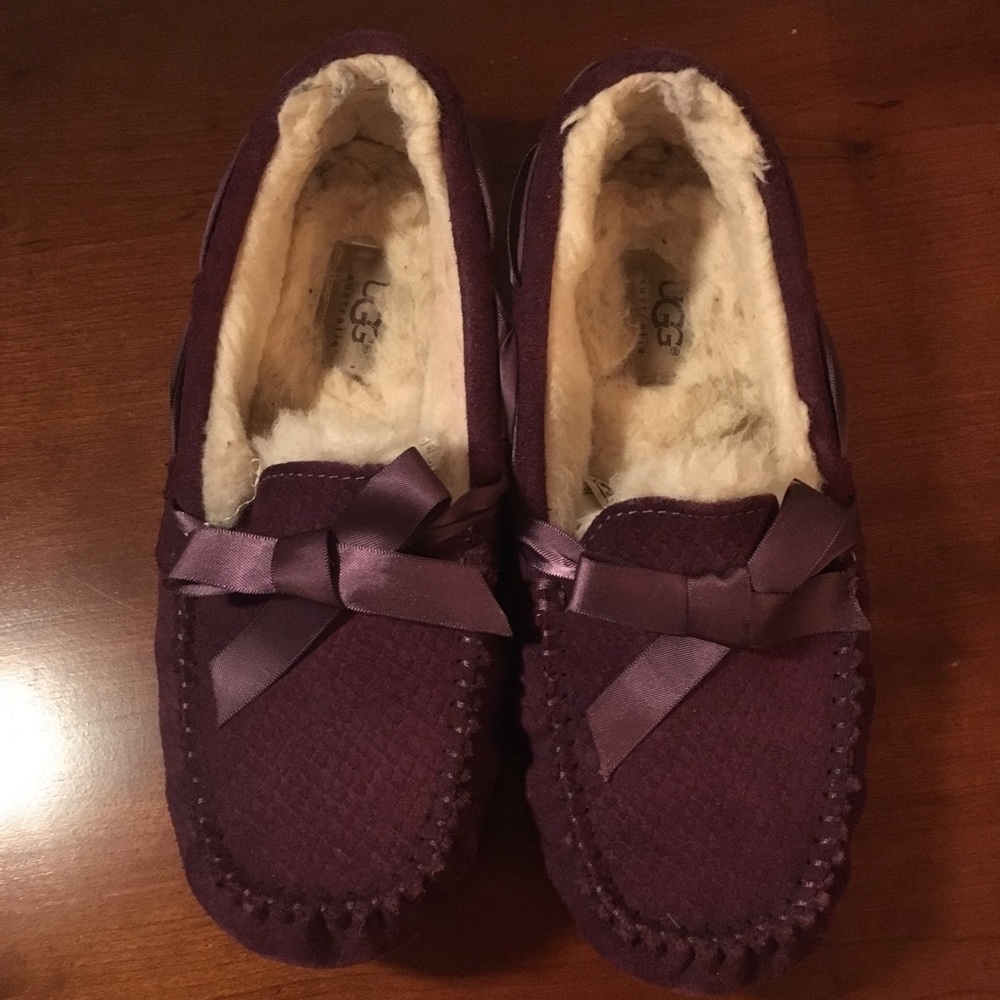⭐️HP⭐️ UGG Authentic Ribbon Bow Slippers