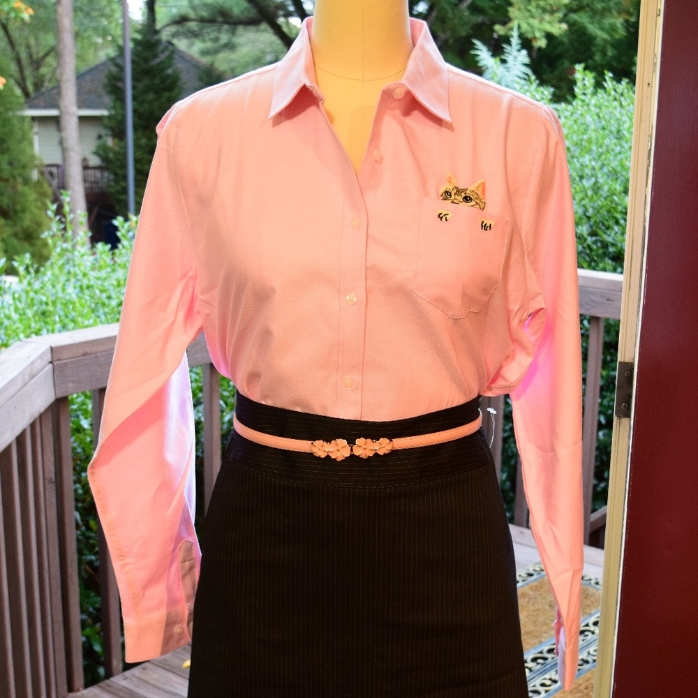 BLOUSE W/ EMBROIDERED KITTEN