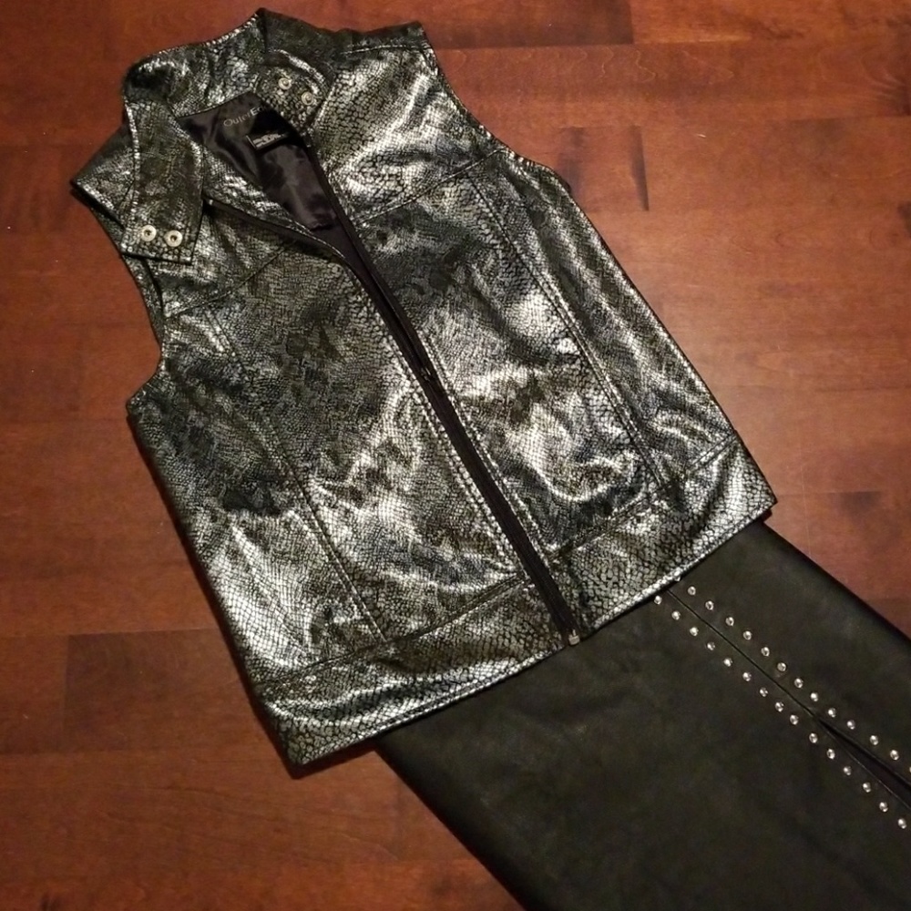 Zip up snake like vest EUC   SM