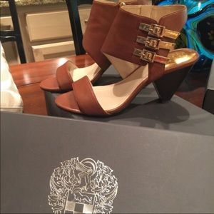 VINCE CAMUTO rare EDRIKS ankle strap sandal.
