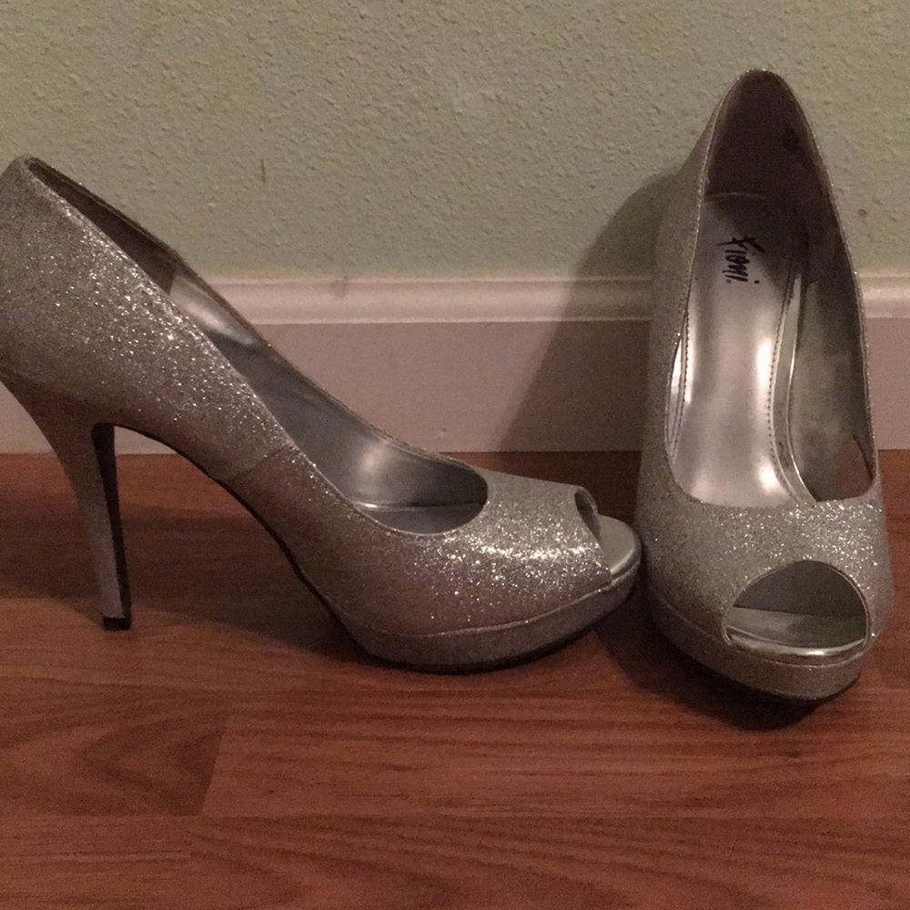 Silver glitter pumps