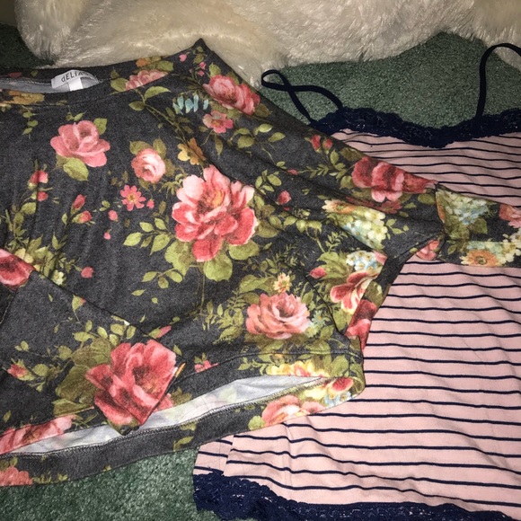 FLASH SALE 2 for 1 dElia’s Floral Sweater & Cami - Picture 2 of 4