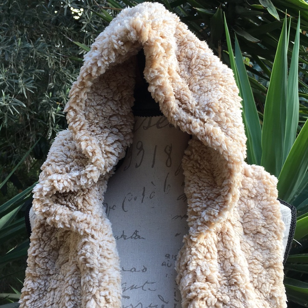 New! Cozy Faux Fur Hoodie Vest - Picture 4 of 6